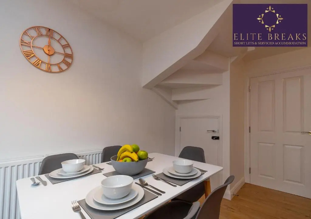 Central 4 bed house by Elite Breaks Serviced Accommodation Birmingham With Free Parking Sleeps upto 8