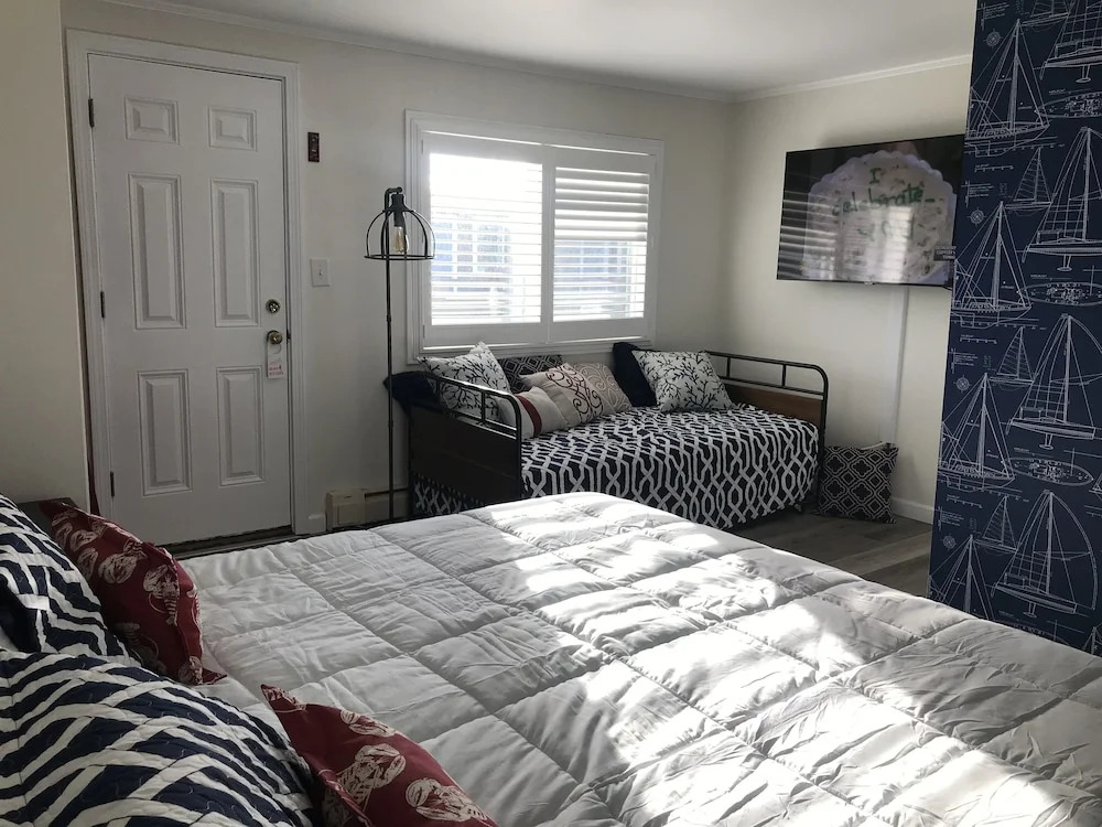 Vineyard Harbor Motel - Private Beach