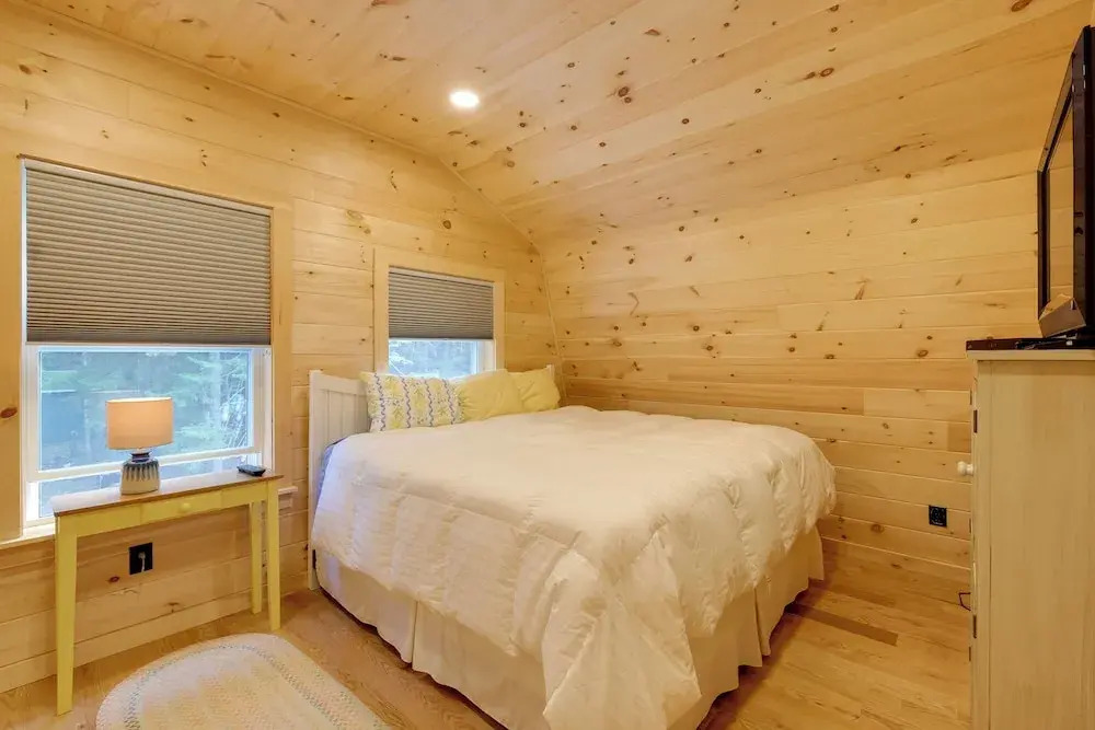 Cozy Apt w/ Deck, ~ 5 Miles to Acadia Nat'l Park!