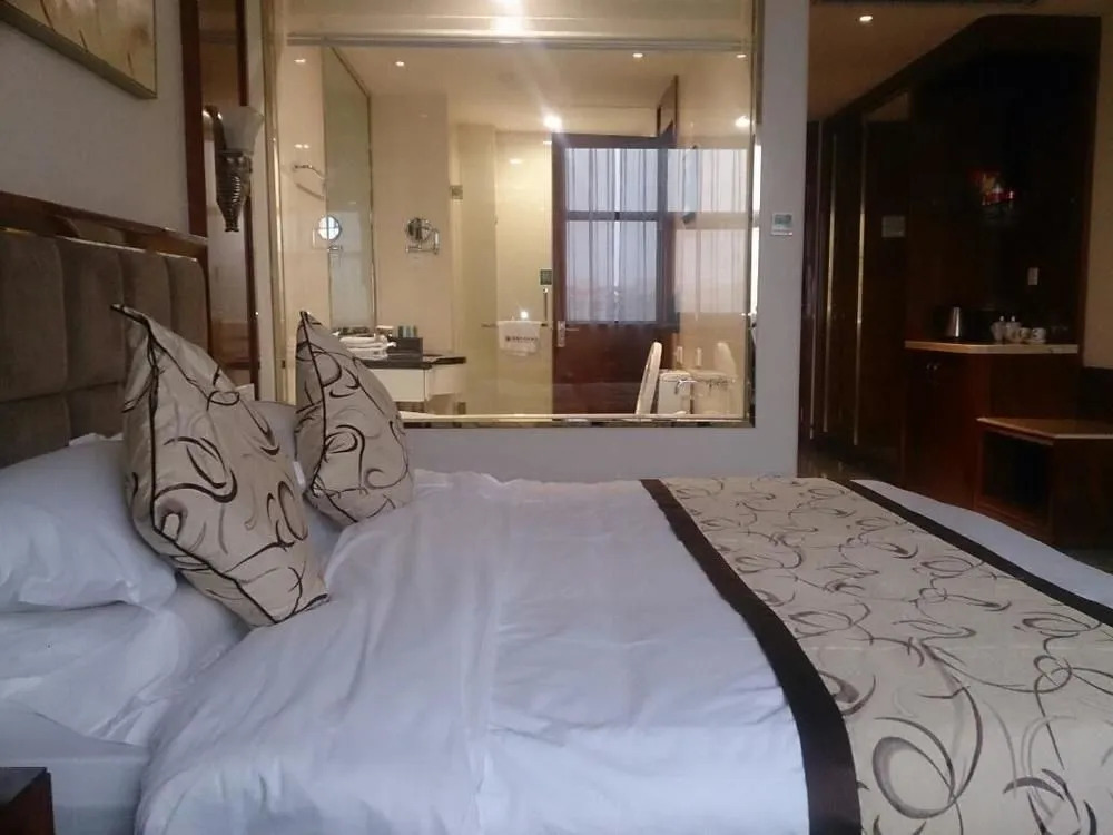 Vienna Hotel Xinyang Pingqiao Century Plaza Store