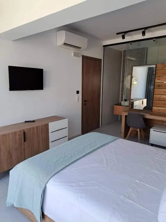 Courtyard Luxury Suites Apostolos