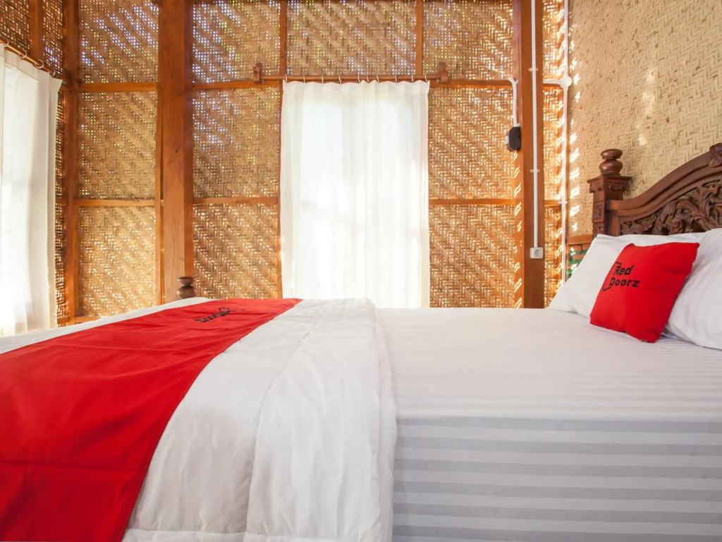 RedDoorz Near Karangasem Train Station 2