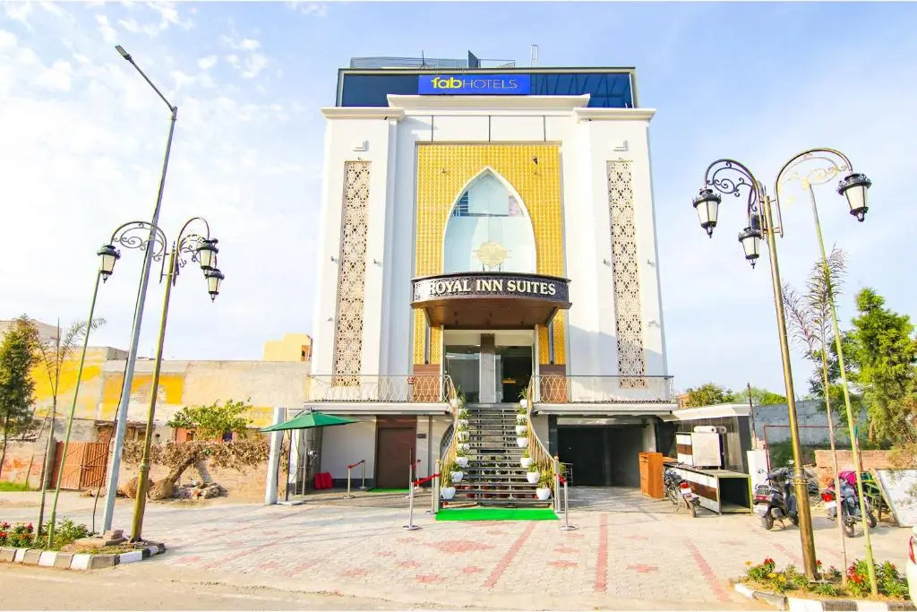 Fabhotel Prime Royal Inn Suites