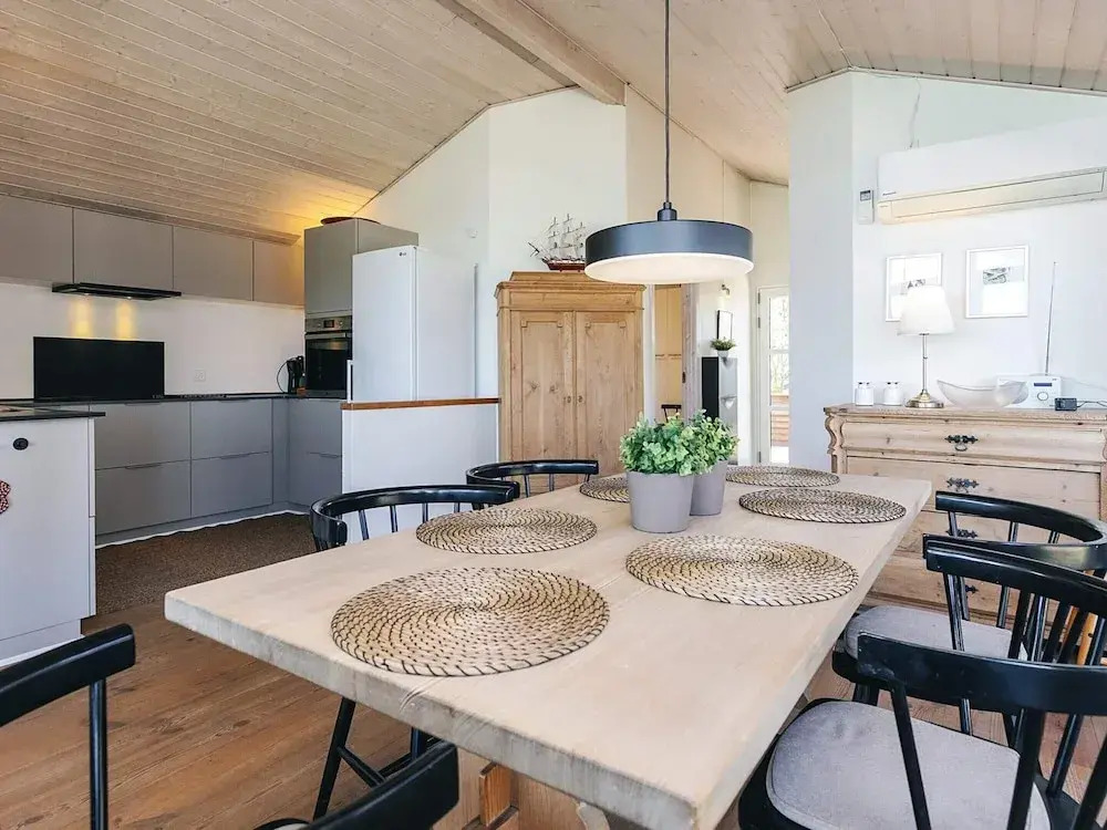 Luring Holiday Home in Poljana With Sea Nearby