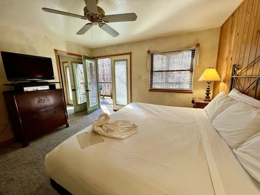 C13 - Forest View two bedroom, two bath Harbor North luxury loft cottage with private hot tub o Lake on Ouachita