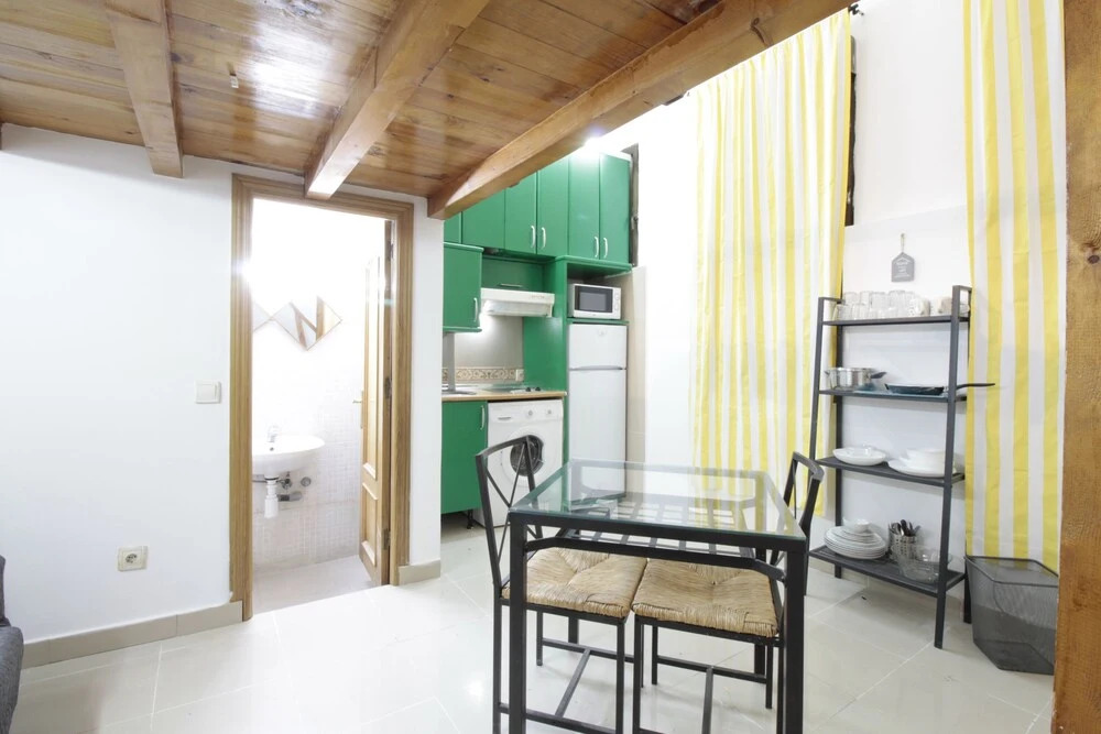 Dúplex en Bajos con Cama de Matrimonio y WiFi Metro Bilbao