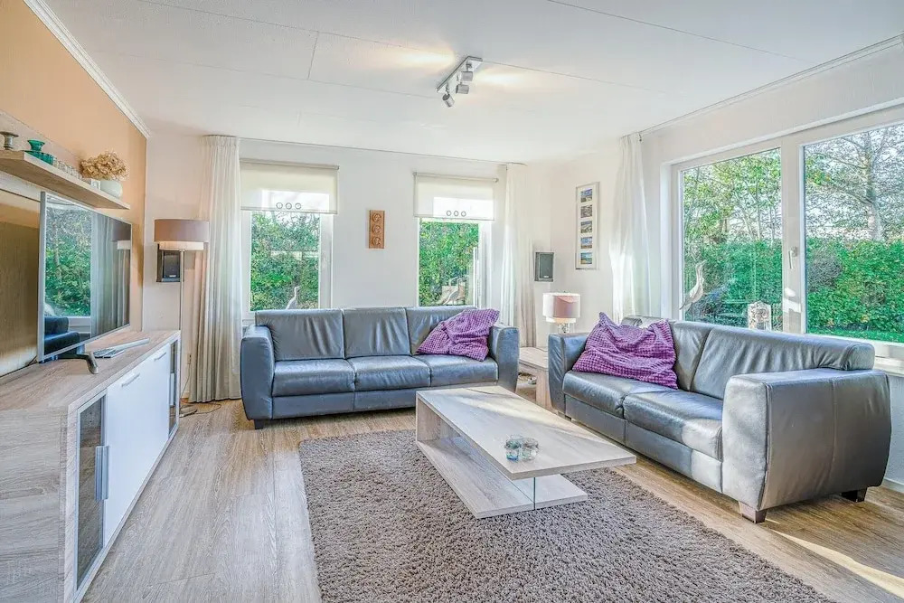 Charming Villa With Spacious Garden on the Water