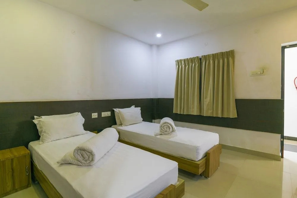 Crescent Inn Navallur