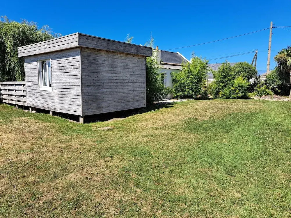 Holiday Home in Cleder Near Les Amiets Beach