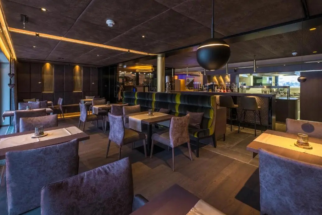 VIER Studios & Restaurant