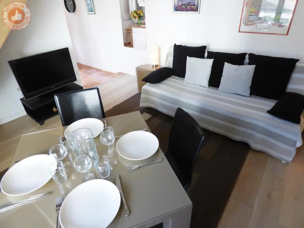 ALC - A523 - 4 min PALAIS AND BEACHES
