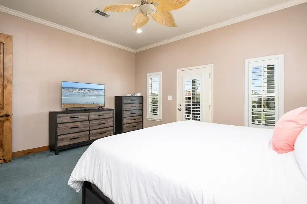 Yoho Hideout 4 Bedroom Home by RedAwning