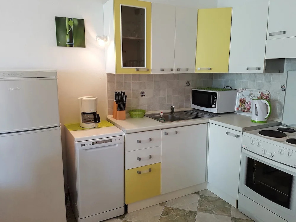 Comfortable Apartment With Coverd Balcony and Sea View, Near the Beach