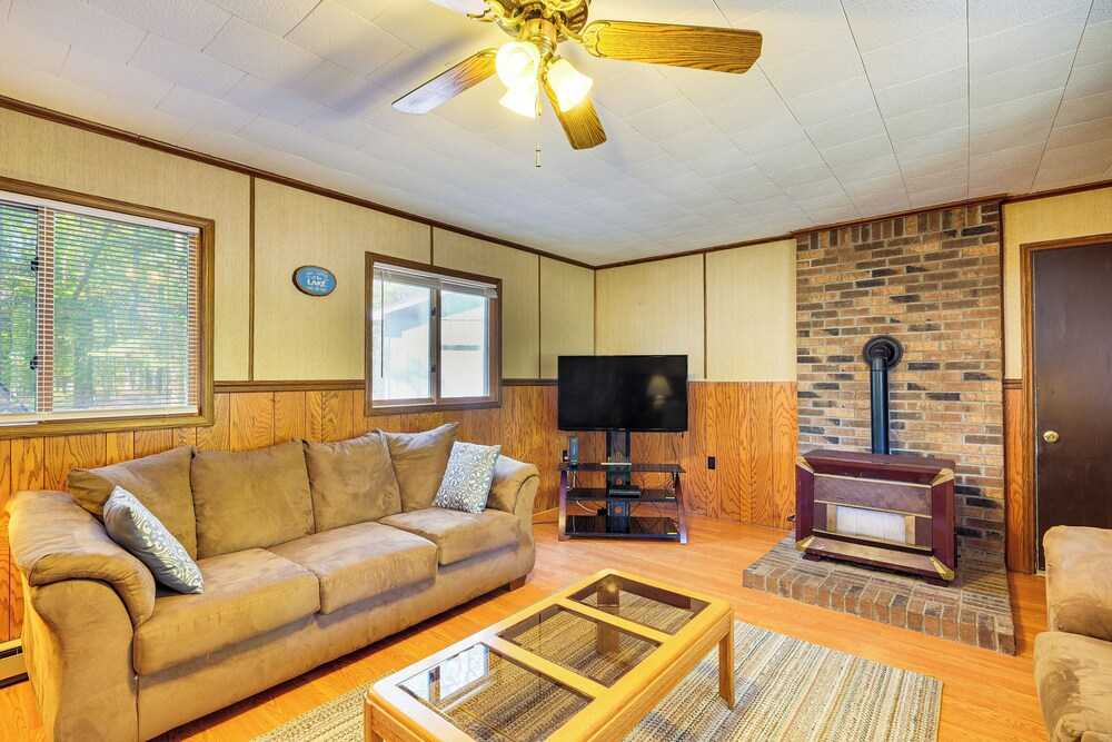 2 Blocks to Boat Ramp: Higgins Lake House w/ Grill