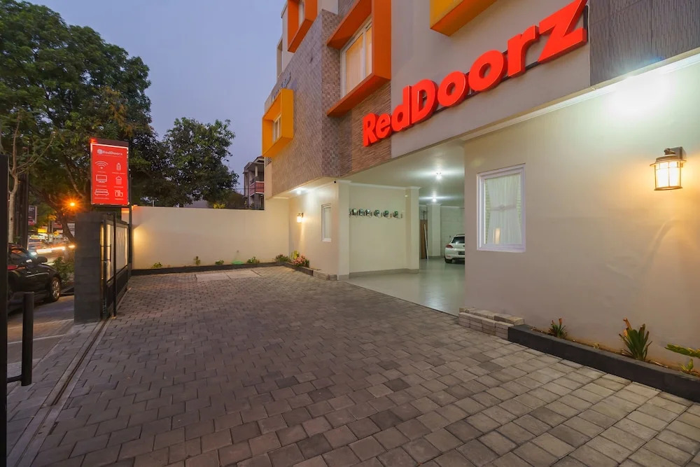 RedDoorz near Taman Makam Pahlawan Cikutra