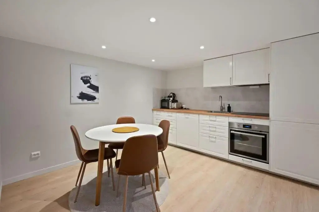 Practical Basement Apt with all home comforts close to City Centre