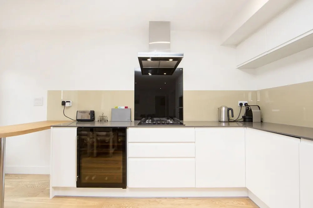 Up-market one Bedroom Apartment Just Minutes From the River Thames. Broughton rd