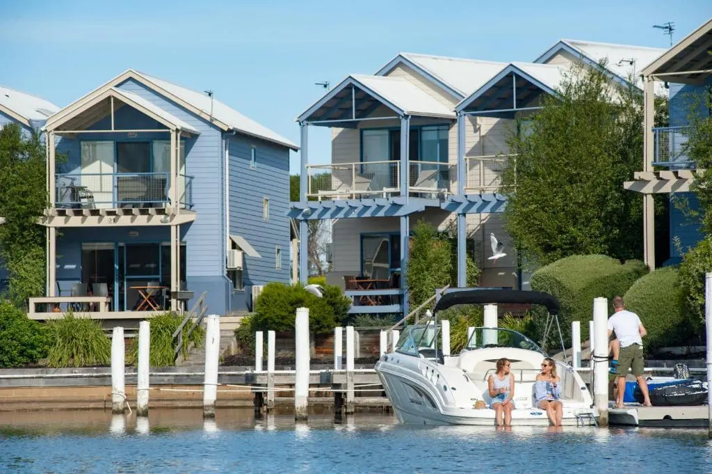 Captains Cove Resort - Absolute Waterfront Apartments