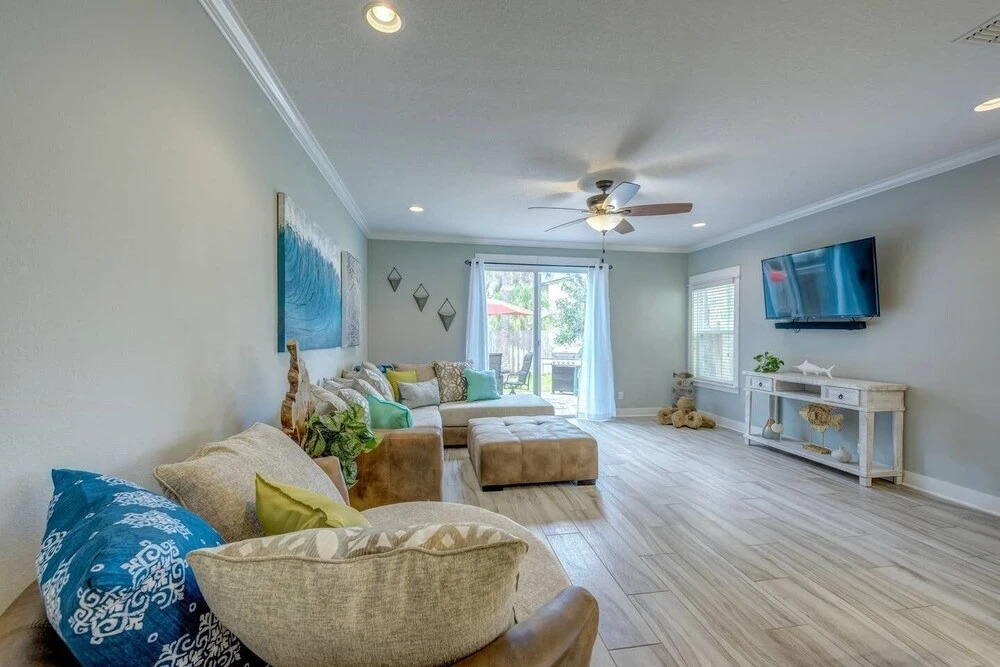 Sun-splashed Luxe Townhome - Walk to the Sand