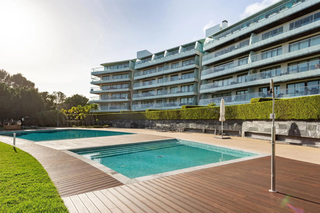 ALTIDO Superb Apt w/Terrace Pool & Spa in Cascais
