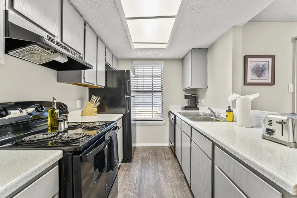 Roomy Sola 1BR King Suite Close to DT w Pool