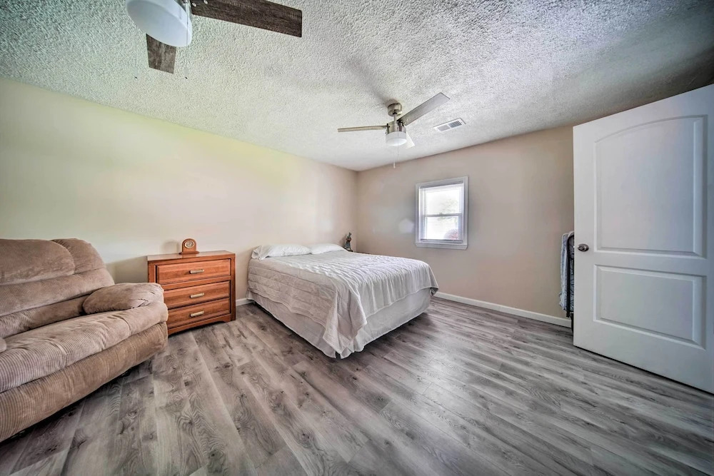 Spacious Geneva House < .5 Mi to The Strip!