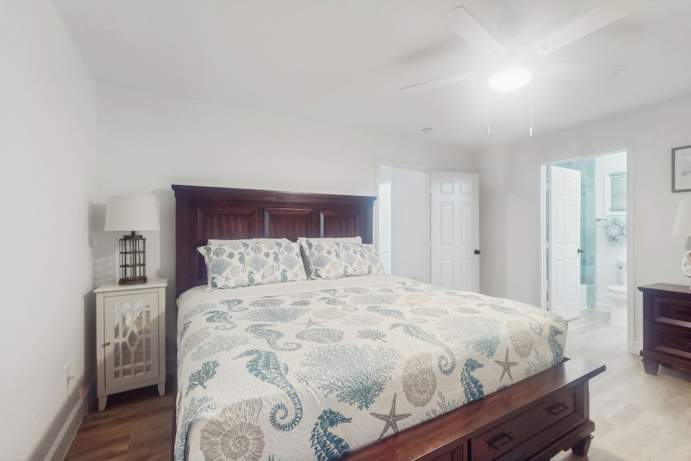 3BR Coastal Home w/ Coastal Design- Steps to Sand