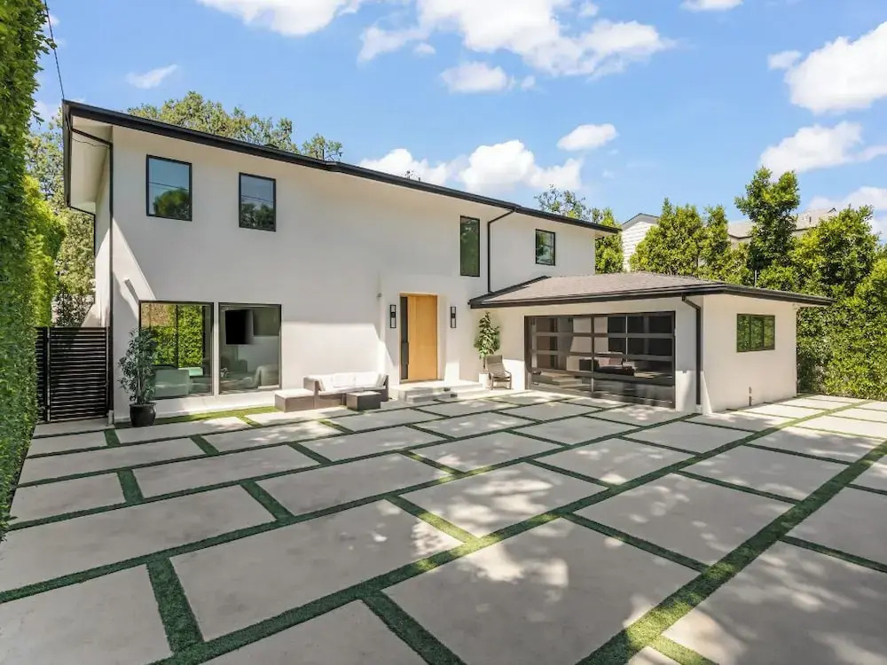 Casa Leona - Modern Masterpiece Behind Private Gates w/ Pool & Chef's Kitchen