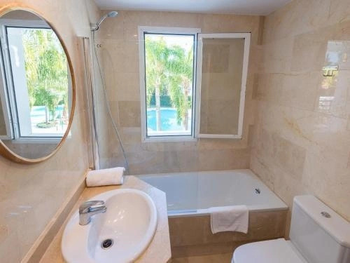 VACATION MARBELLA I Contemporary Central Apartment, Swimming-pool, 24-7 Security, a minute from the