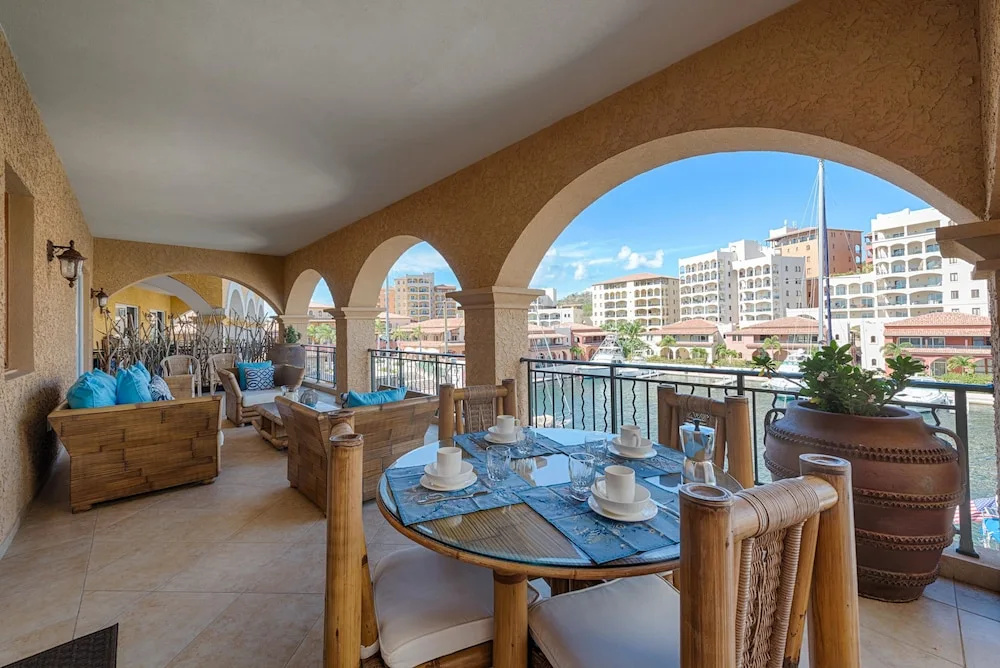 Porto Cupecoy Dream, Walk to Shops, Restaurants Beaches, Communal Pool, Free Wifi, AC