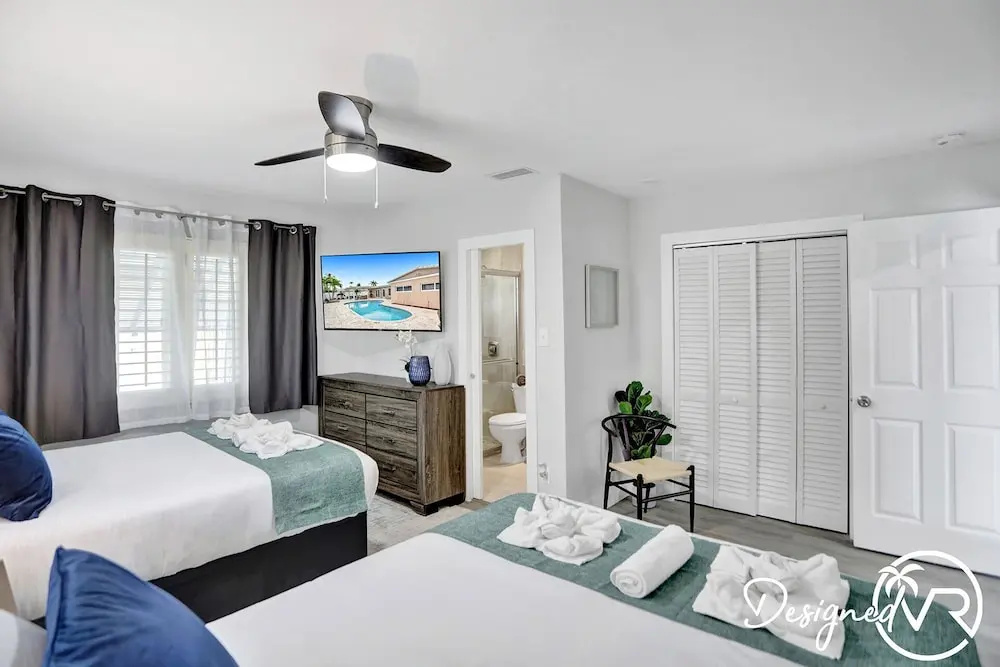 6 BR With Heated Pool Close to Beach