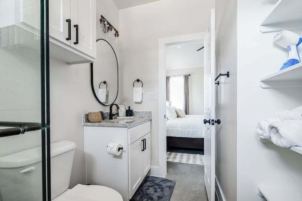 Pet Friendly W/hot-tub-six Minutes to Downtown