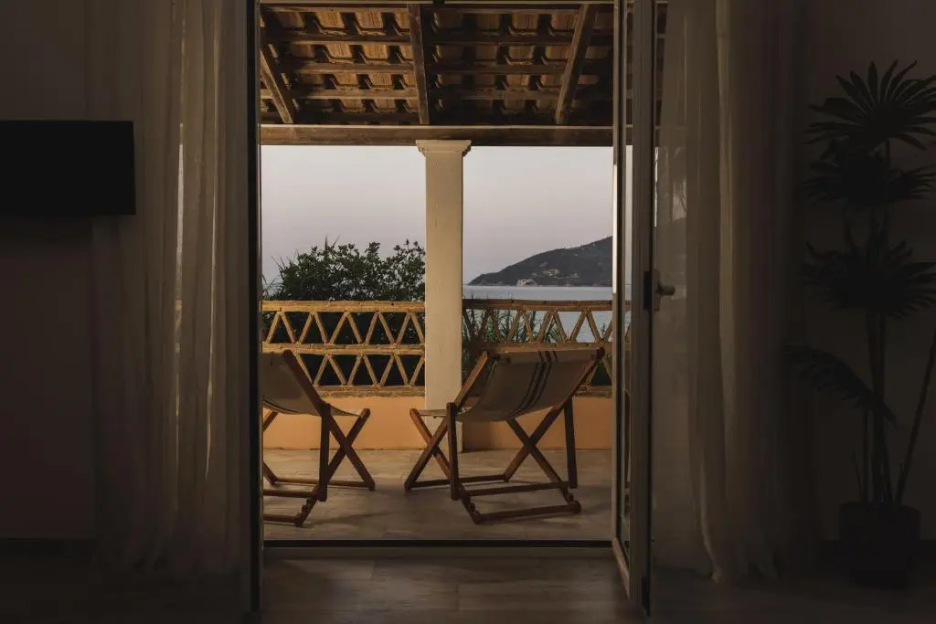 Private Studio Apartment, Unique Location - Sea View