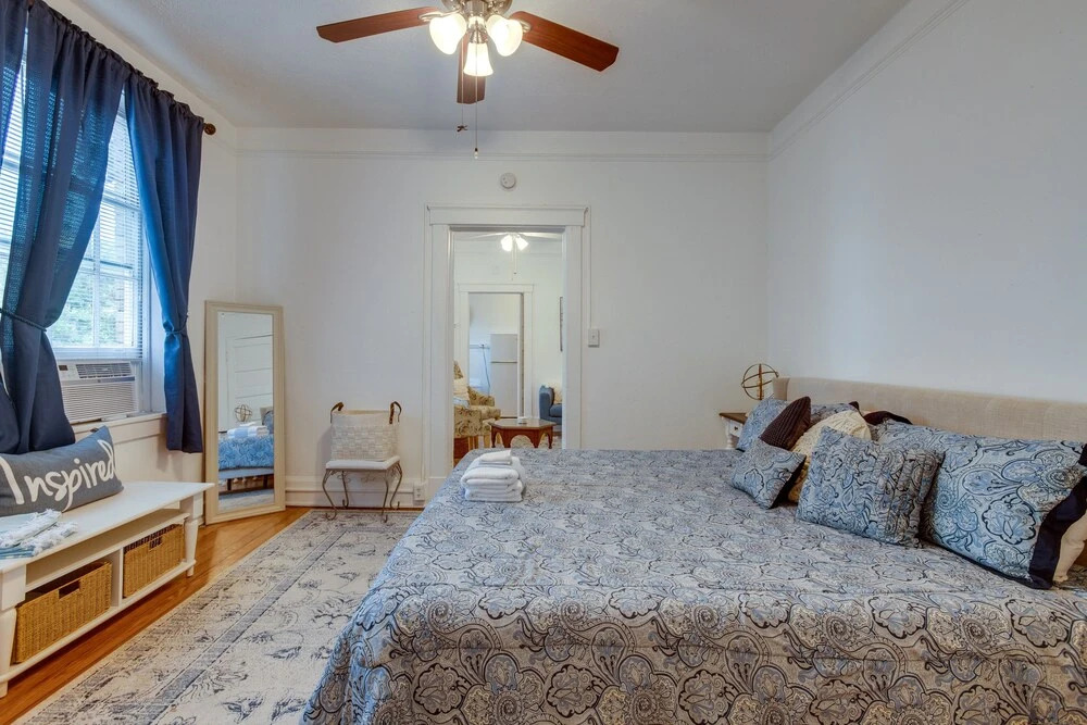 Walkable Savannah Escape in Historic District!