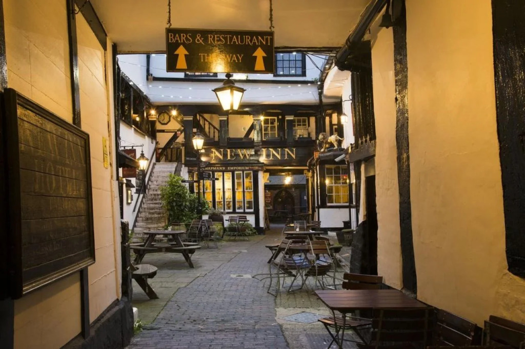 The New Inn by Roomsbooked