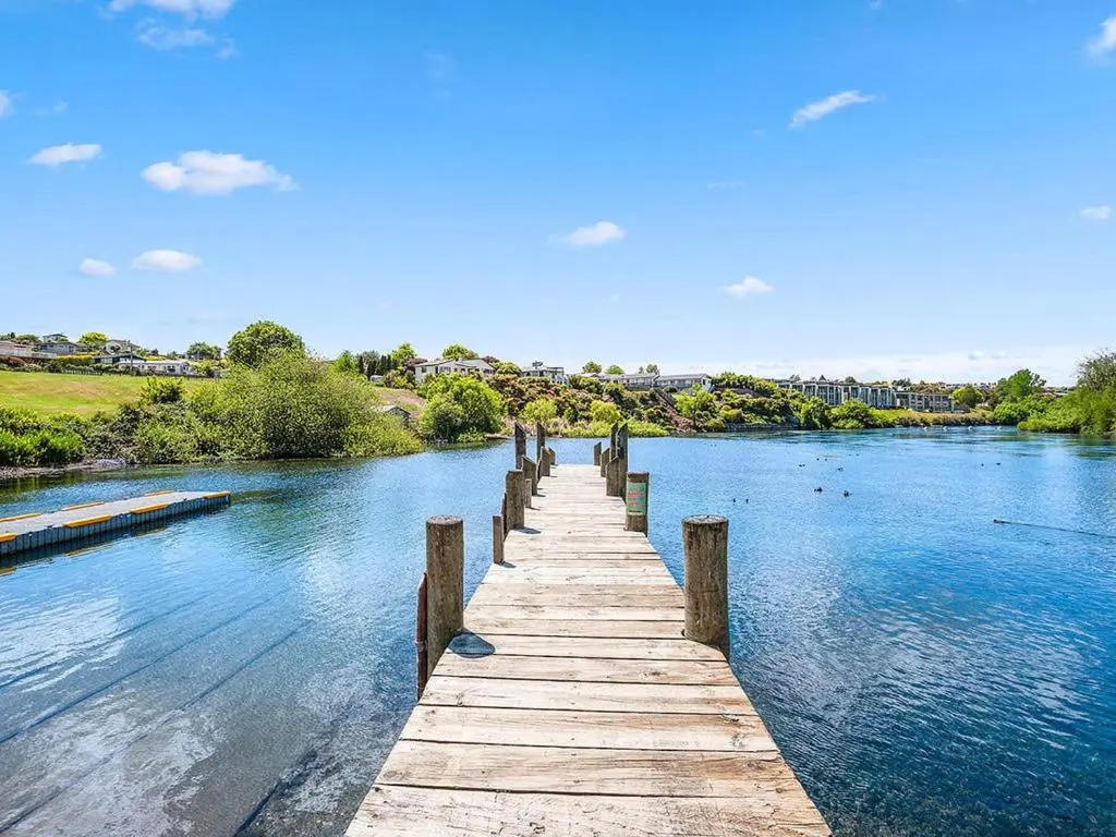 Central Riverside Retreat - Taupo Holiday Home