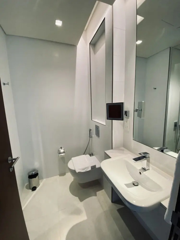 SuperHost - Spacious Apartment With Balcony and Large Pool