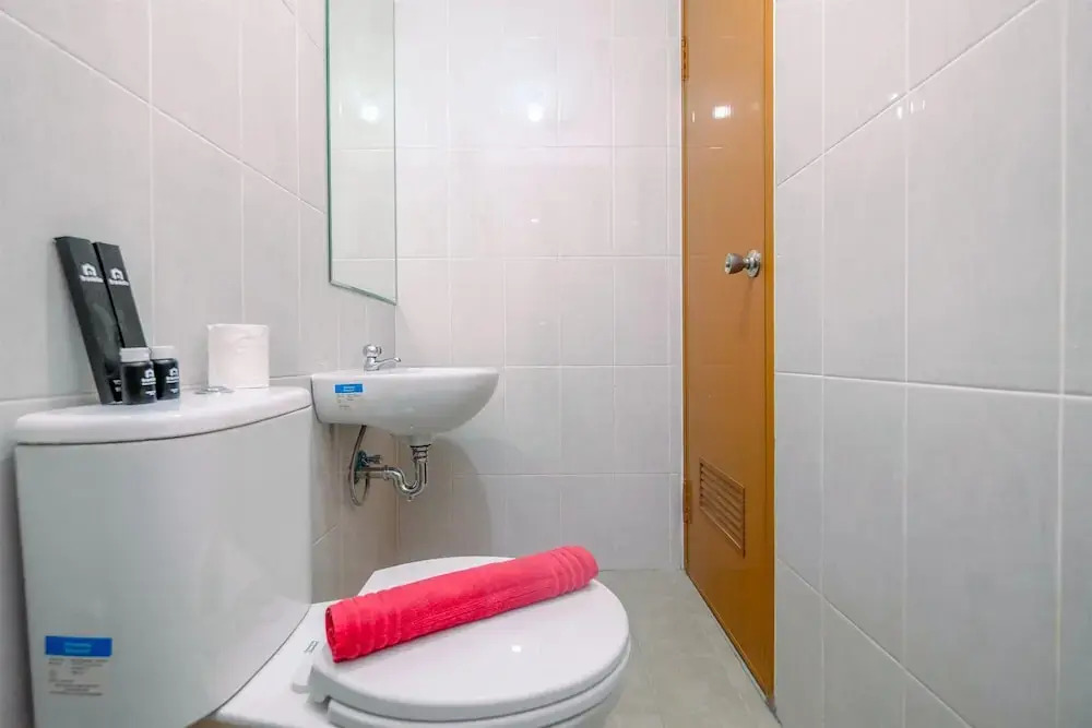 Comfort 1Br At Royal Heights Apartment