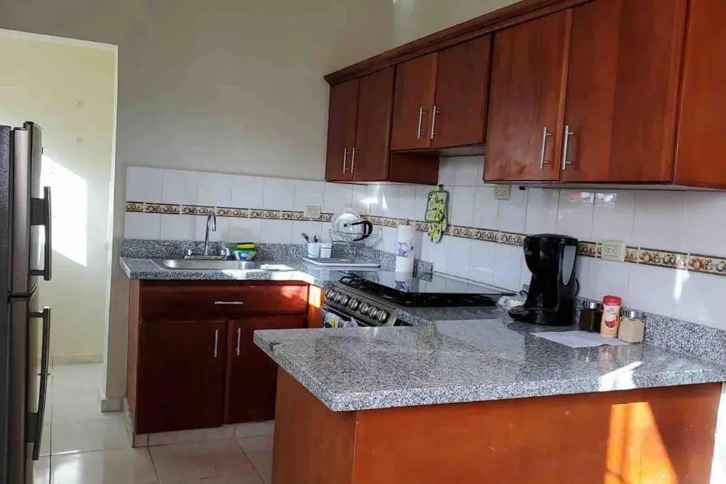 Apartamento amueblado con parque de recreación.
