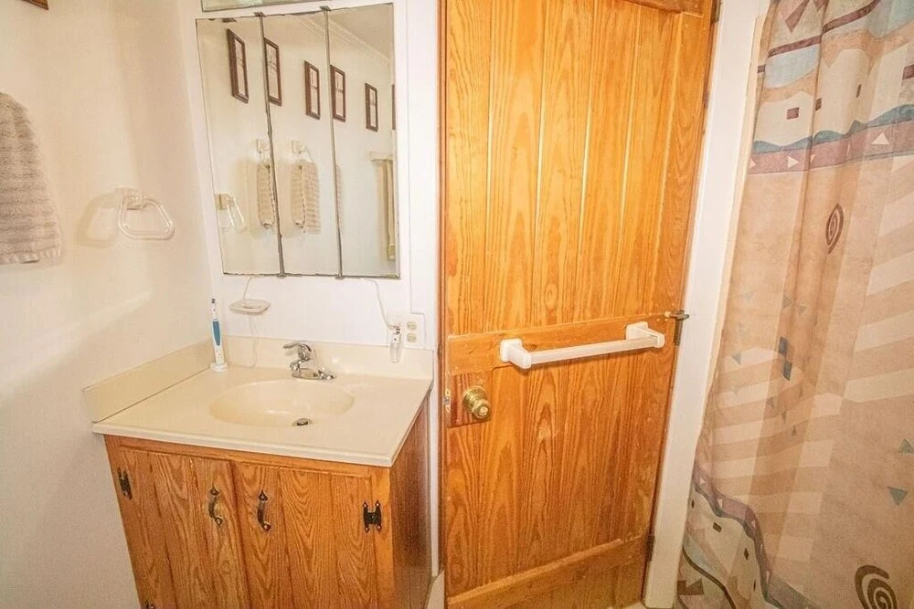 The Captain's Quarters 2 Bedroom Home by RedAwning
