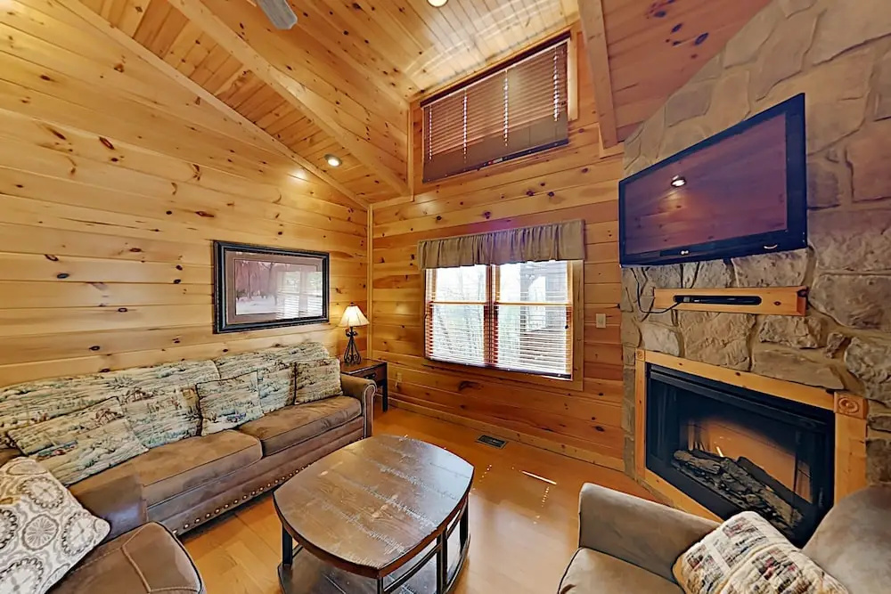 Gatlinburg Falls W/ Hot Tub & Big Views! 2 Bedroom Cabin
