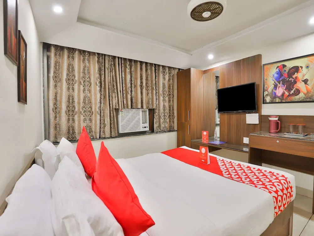 OYO 16086 Hotel Moris Banquets