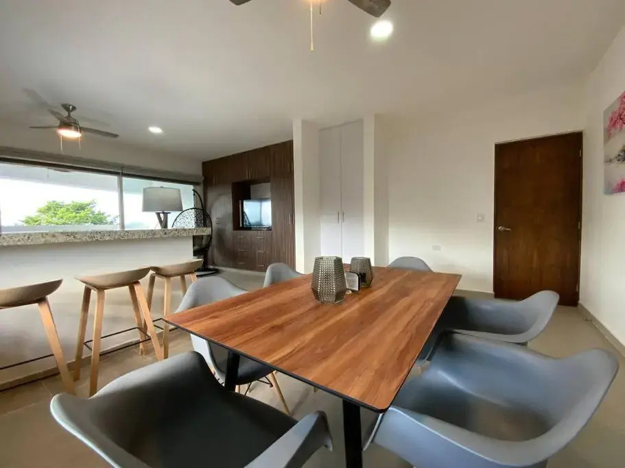 Luxury Condo 10 min walk from the Beach