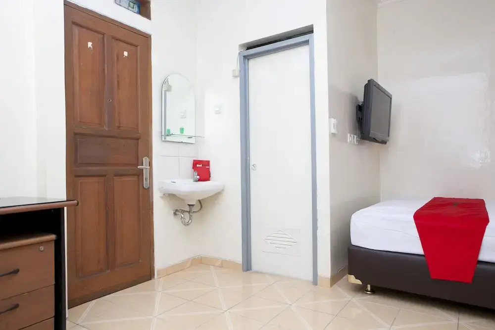 RedDoorz near Maranatha University 4