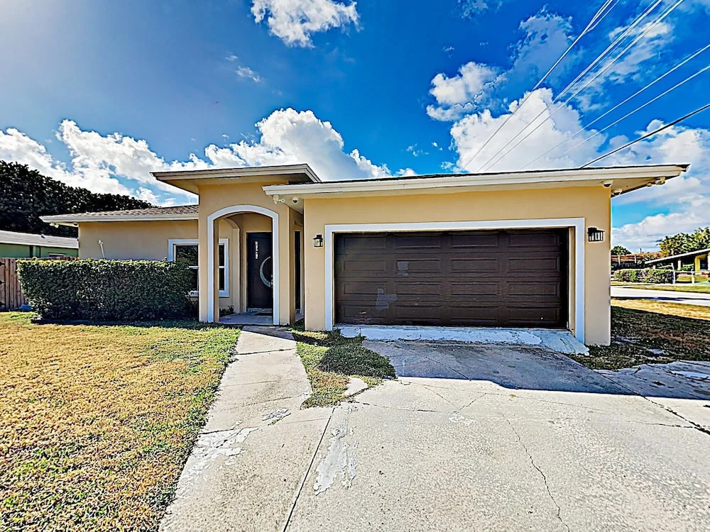 New Listing! Sumptuous Near Beach W/ Pool 3 Bedroom Home