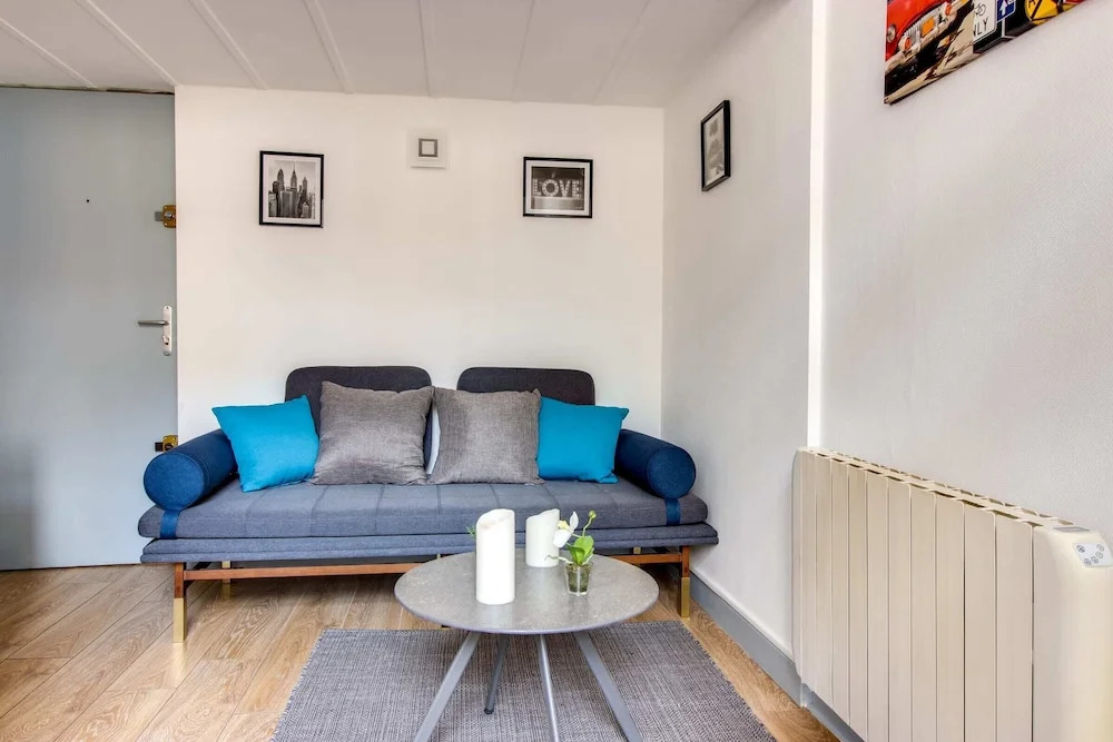 Beautiful Flat Fits 2 in Jules Ferry