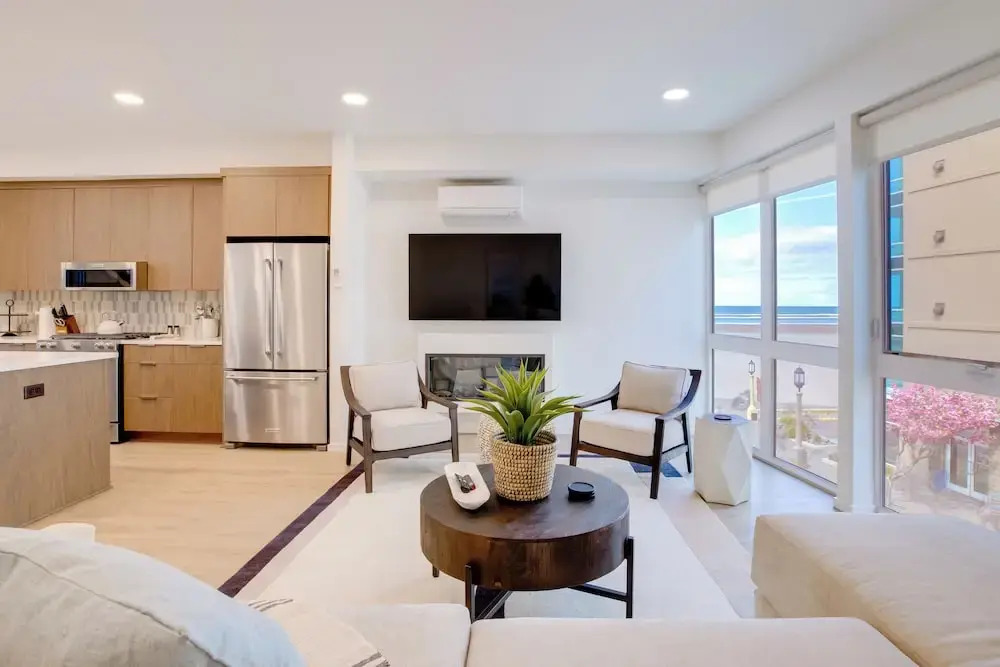 Luxe Seaside Vacation Rental: Walk Downtown!