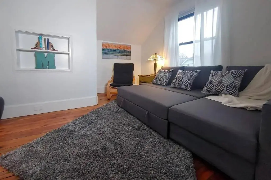 Historic w/deck, king bed & air by Lake Michigan