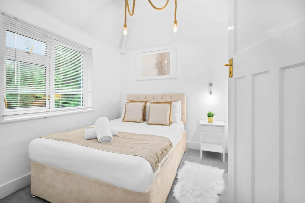 Spacious House With Garage and Garden South of Birmingham Centre