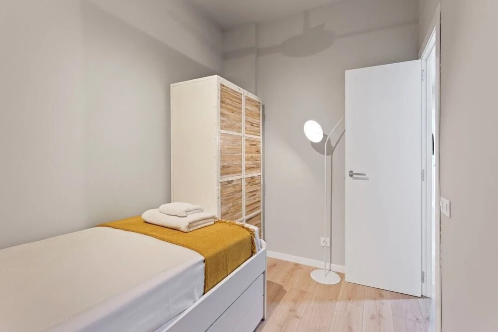 Designer 4 Bed Apt W Balcony Near Plaça Catalunya